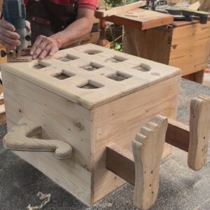 Robot Shaped Wooden Bedside Table Design With Convenient Tissue Tray //  Idea From Wooden Pallet