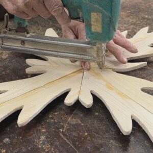 Great Idea To Celebrate Christmas // Make A Beautiful Sparkling Christmas Tree From Recycled Wood