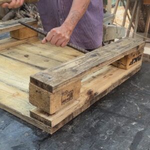 Easy DIY Ideas From Wooden Pallets // How To Make A Relaxing Garden Chair