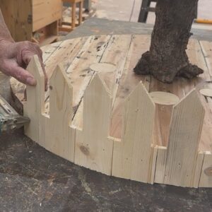 Practical Ideas To Welcome A Peaceful Christmas // Designing A Christmas Tree From Pallet Wood