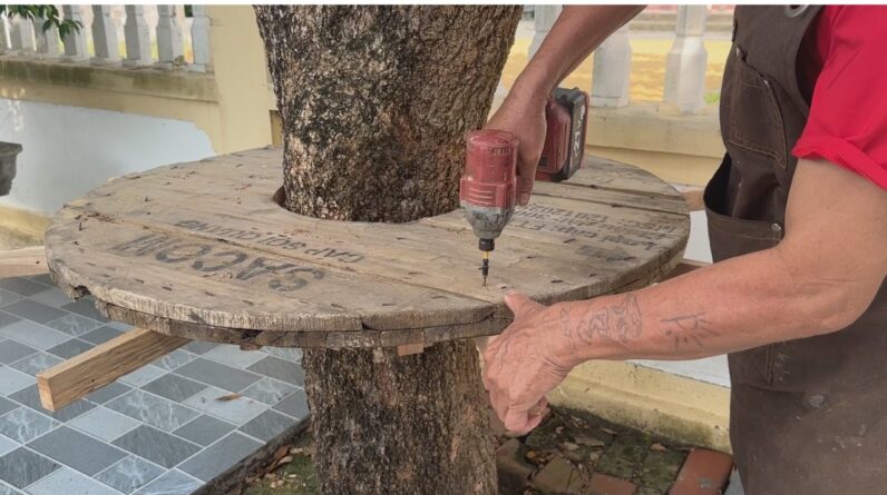 Great Wood Recycling Ideas // Utilize Tree Stumps In Your Yard To Create A Super Chill Tea Corner