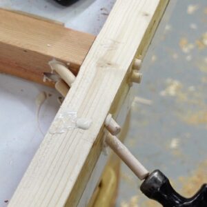 Stiff right angled dowel joints for a shelf
